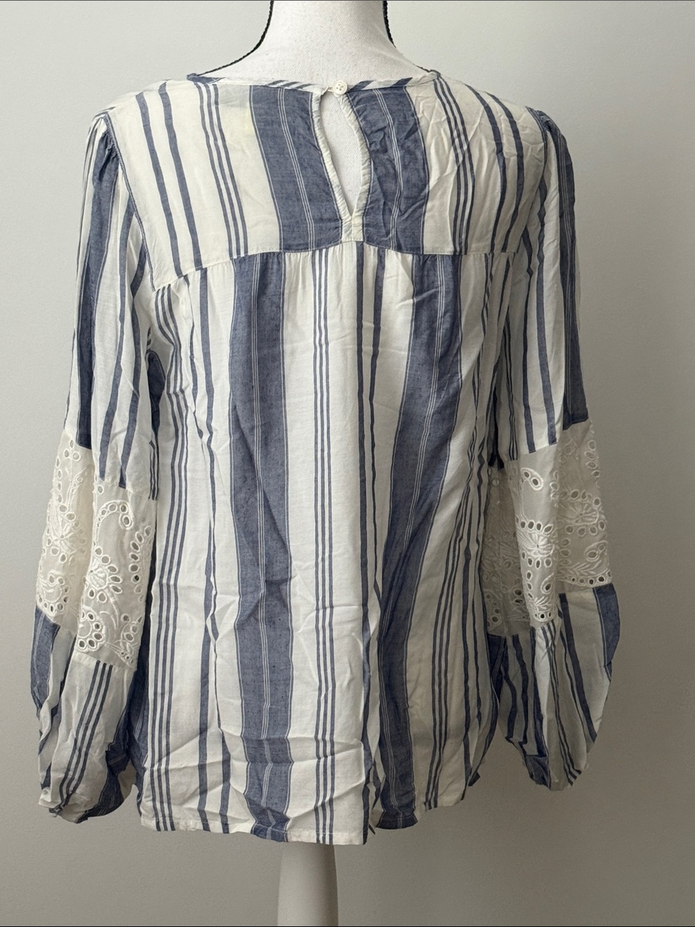 Francesca’s Blue Rain Striped Blue and White Lace Sleeve Women’s Top, Size Small - Picture 4 of 7